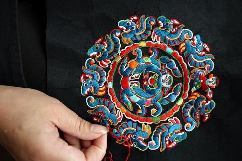 蛇年大吉之绣圣传奇,蛇年大吉，匠心独运的锦绣人生